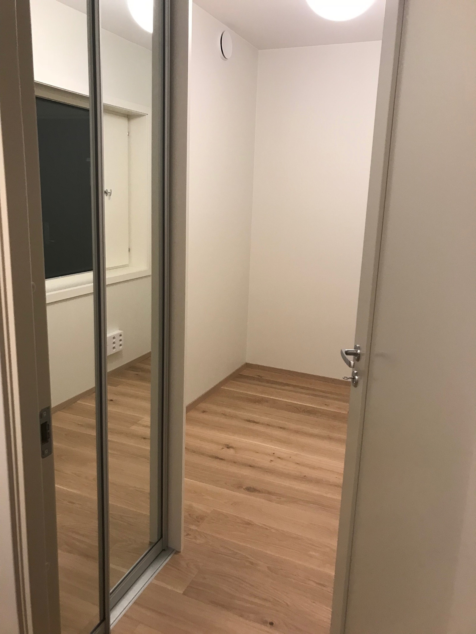 Soverom 2 - med skyvedørsgarderobe med speildører Galleribilde