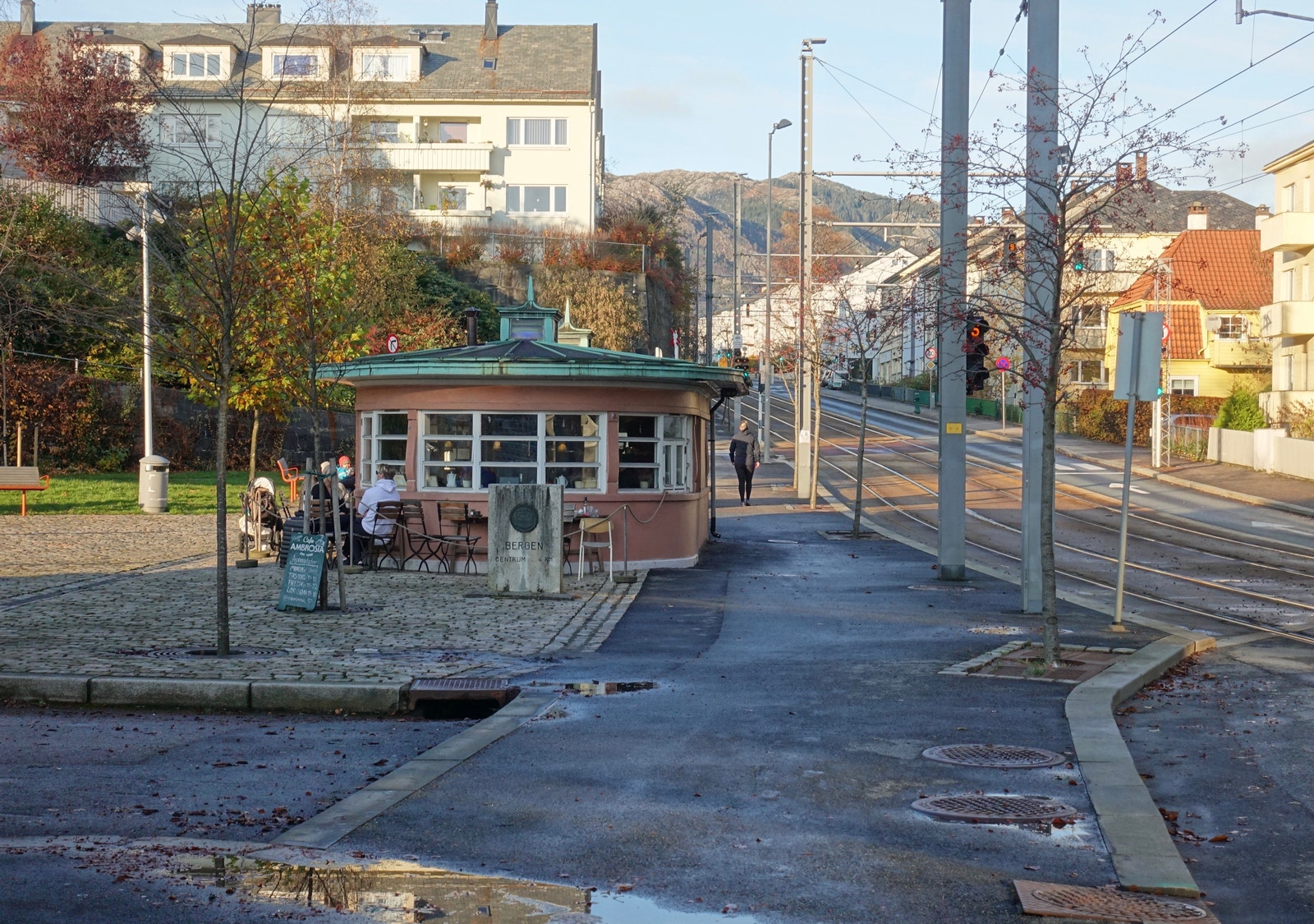 Koselig café rett over gaten Galleribilde