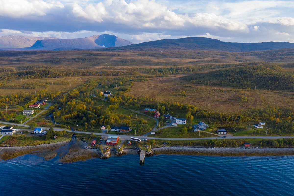 Eiendommens nordlige del strekker seg ned til havet og er pr i dag bebygget med åtte bygg: