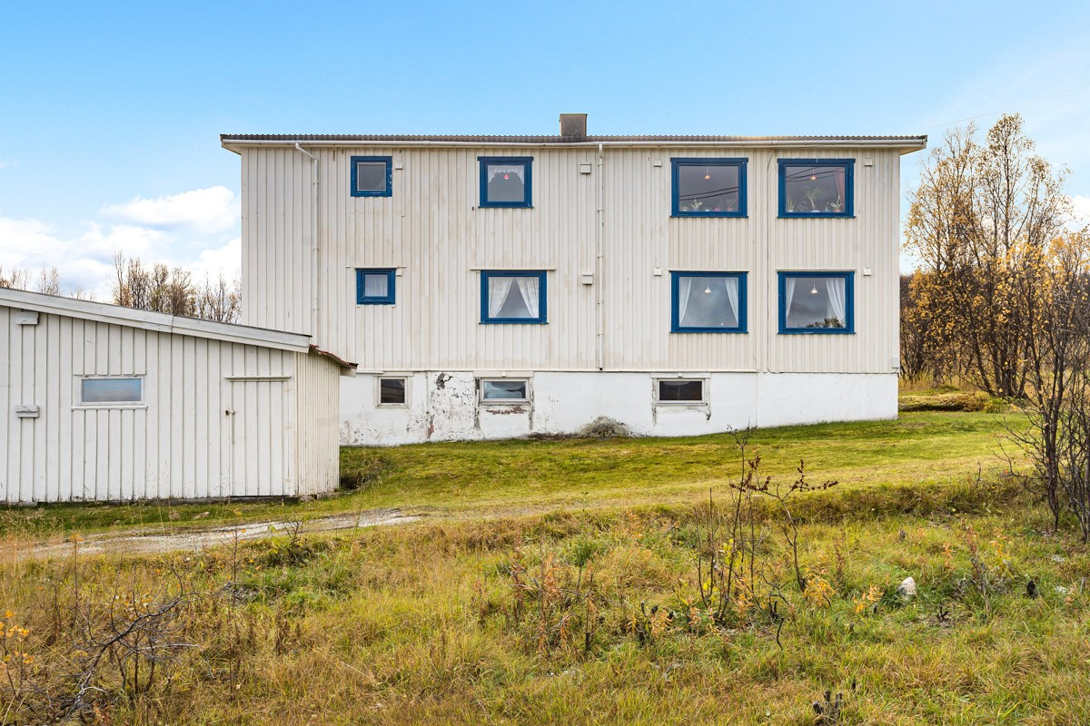 Hovedhus i dag innredet med to leiligheter - kjeller benyttes som bod