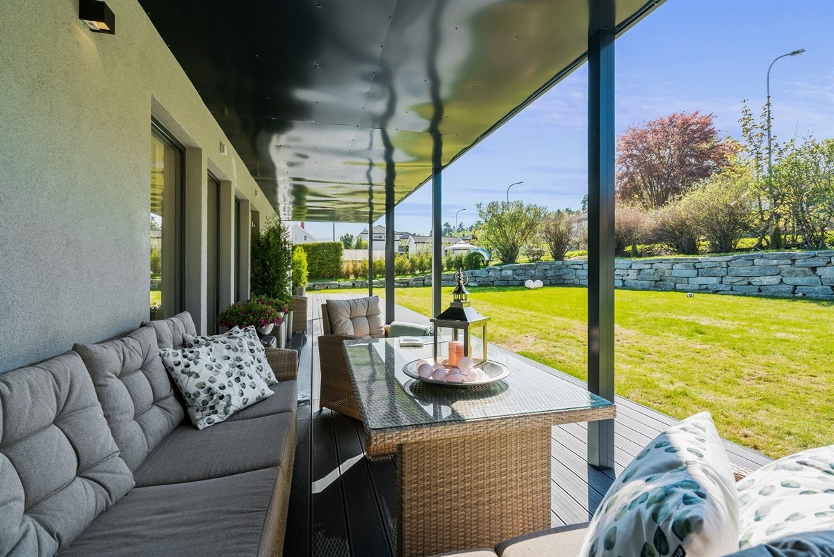 PROAKTIV Eiendomsmegling - De mange utvendige og usjenerte oppholdsplassene gjør at man kan nyte solforholdene gjennom hele dagen. Galleribilde