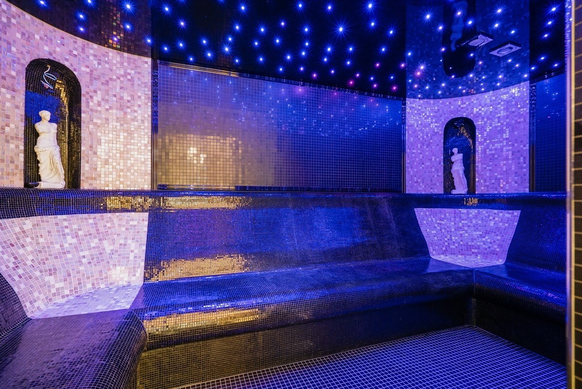 PROAKTIV Eiendomsmegling - Dampbadstuen er innredet med svarte mosaikkfliser og små led-lys i en himling som er trukket med gummistoff. Galleribilde