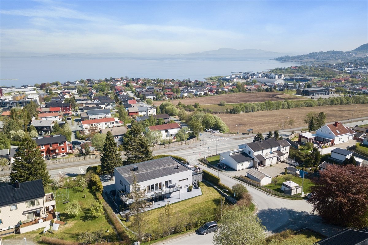 PROAKTIV Eiendomsmegling - Eiendommen har en stor hjørnetomt på ca. 1,9 mål som er omkranset av en velholdt hekk og forstøtningsmur som skjermer for innsyn. Galleribilde