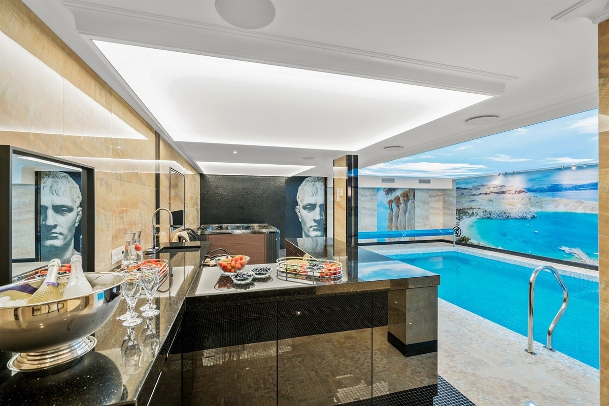 PROAKTIV Eiendomsmegling - I kjelleren finnes også boligens egne spaavdeling med inspirasjon hentet fra Hellas. Galleribilde