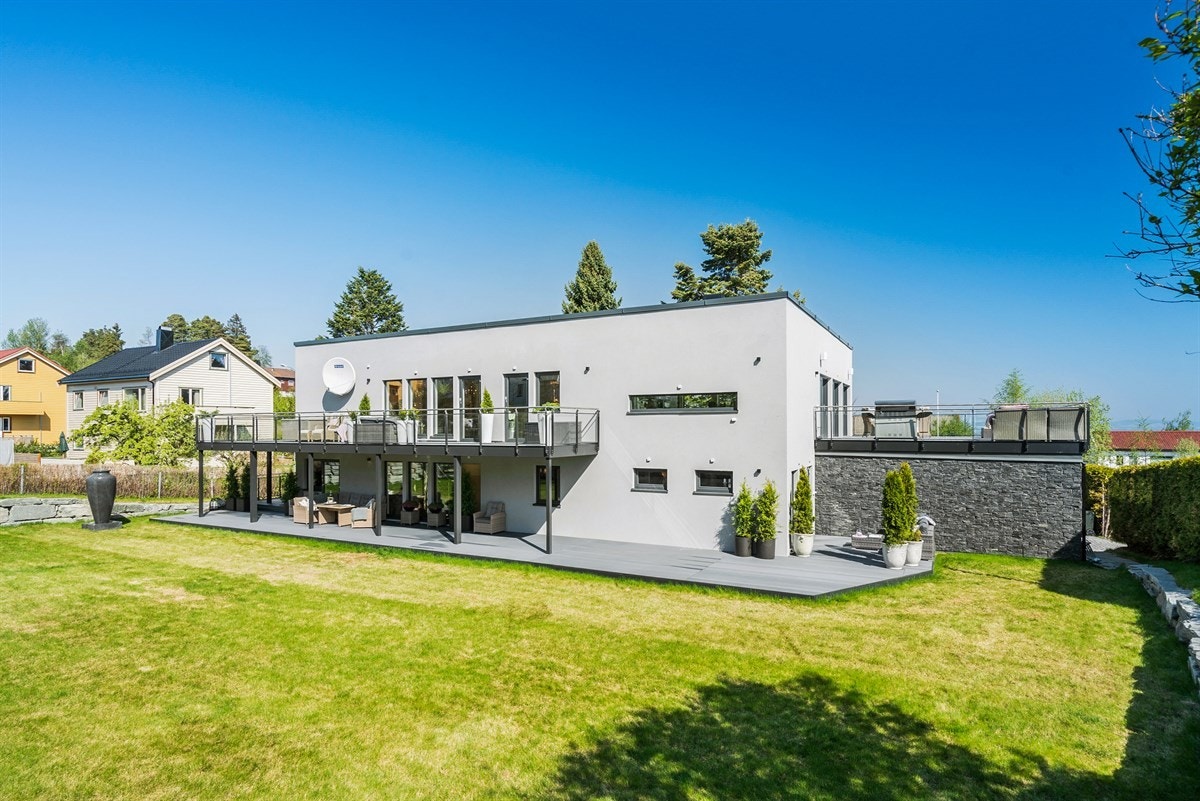 PROAKTIV Eiendomsmegling - Sydvest på eiendommen finnes boligens fantastiske hage med plen og markterrasse. Galleribilde