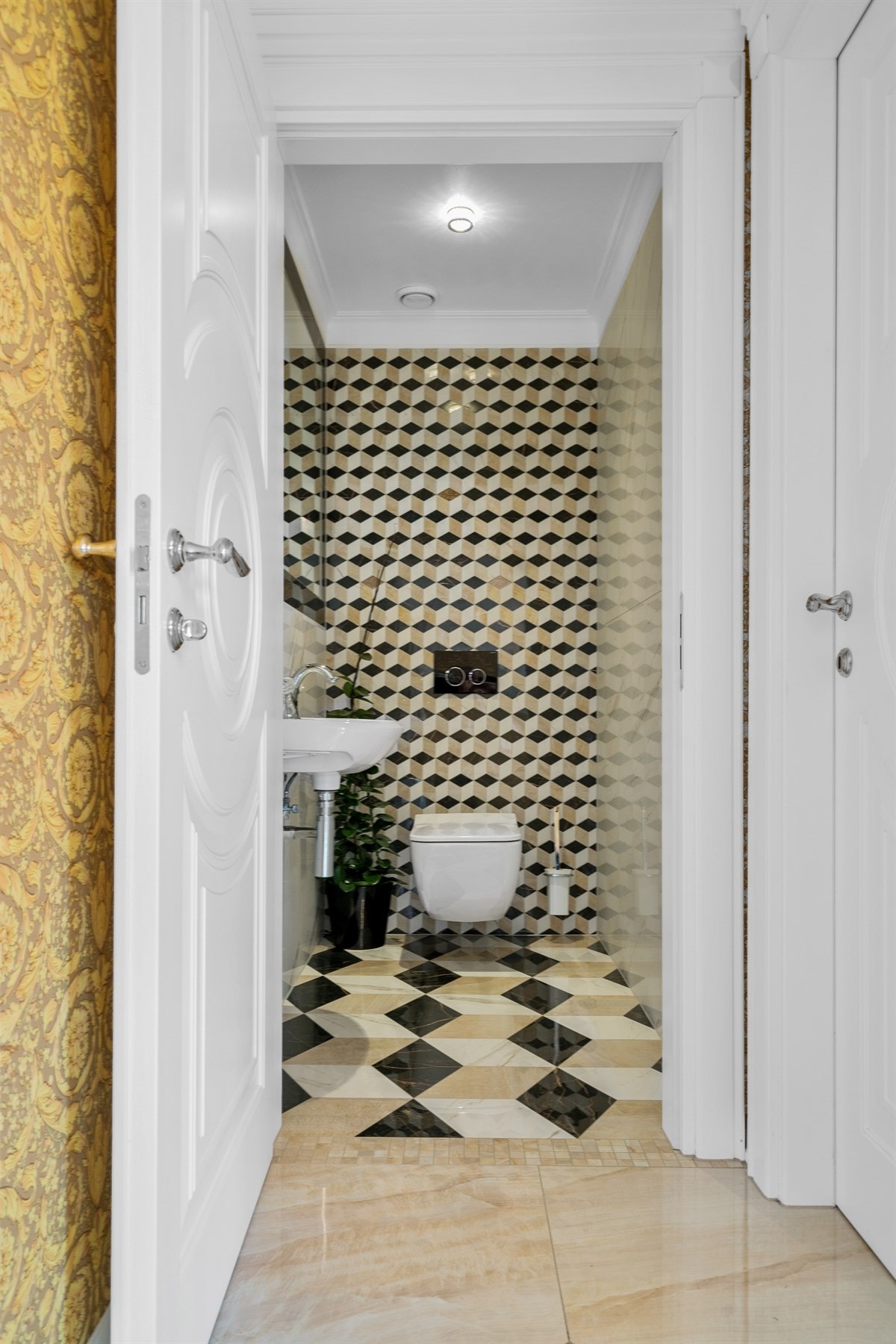 PROAKTIV Eiendomsmegling - I tilknytning til hallen finnes et lekkert gjestetoalett og et romslig vaskerom. Galleribilde