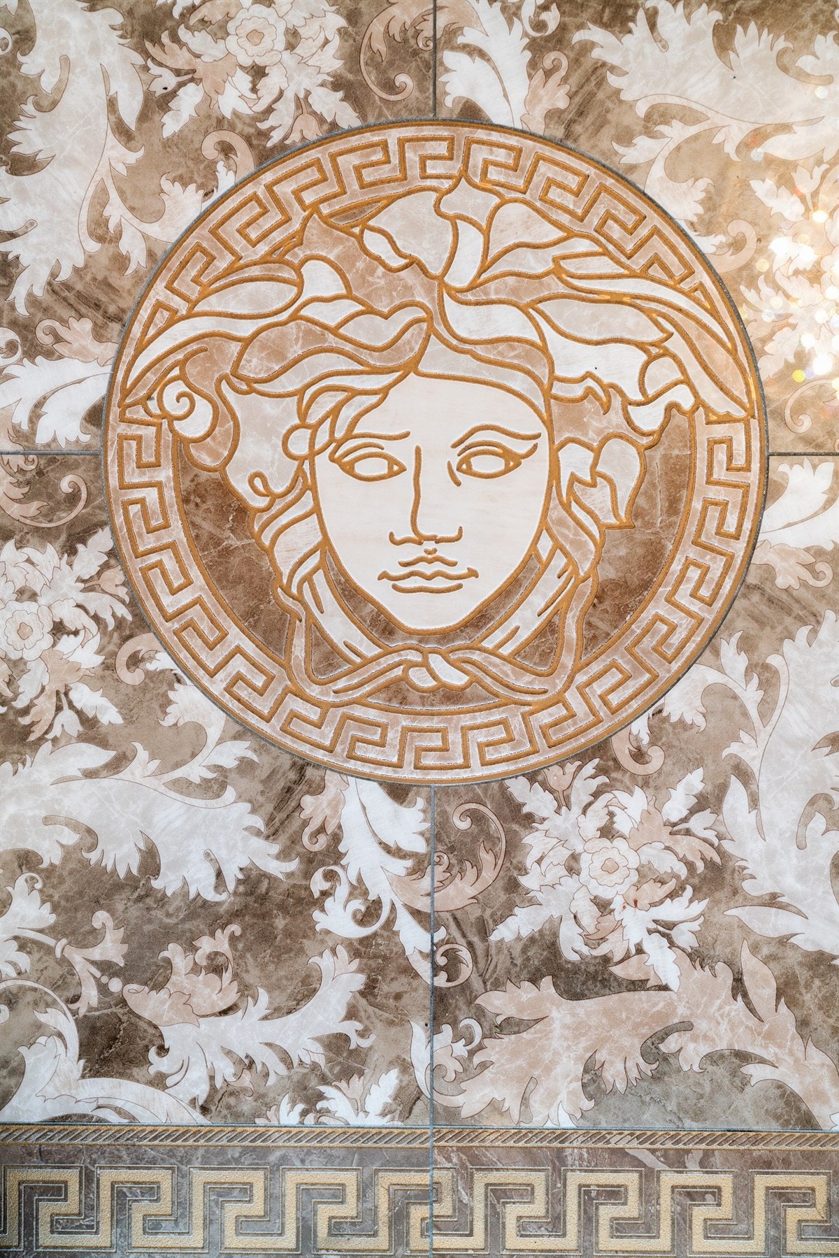 PROAKTIV Eiendomsmegling - Detaljbilde av Medusa på flis fra Versace. Galleribilde