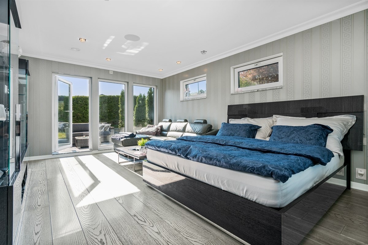 PROAKTIV Eiendomsmegling - Dette soverommet er på 23 kvm og har utgang til terrasse og hagen. Galleribilde