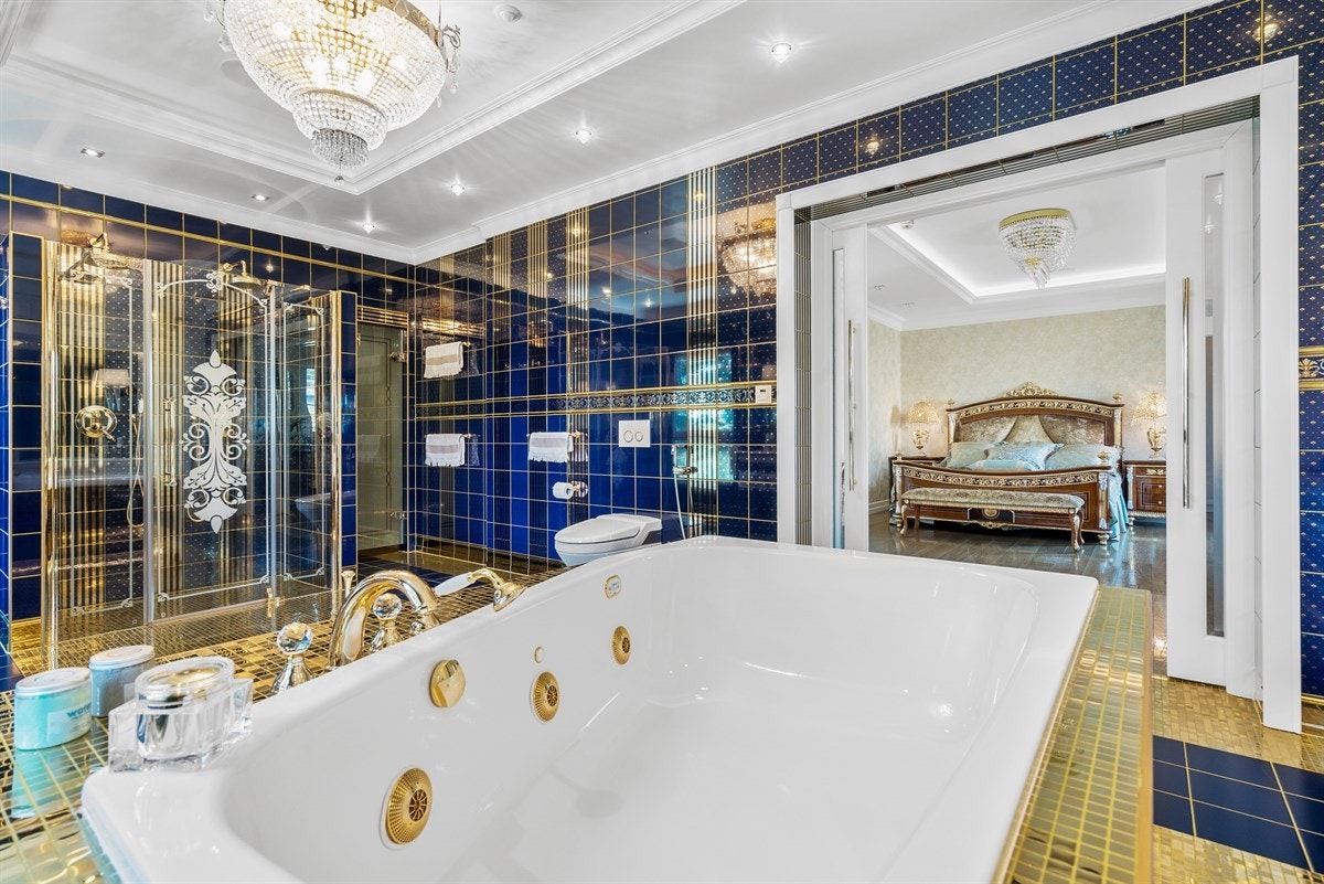 PROAKTIV Eiendomsmegling - De doble skyvedørene fra Italia skiller de to rommene. Galleribilde