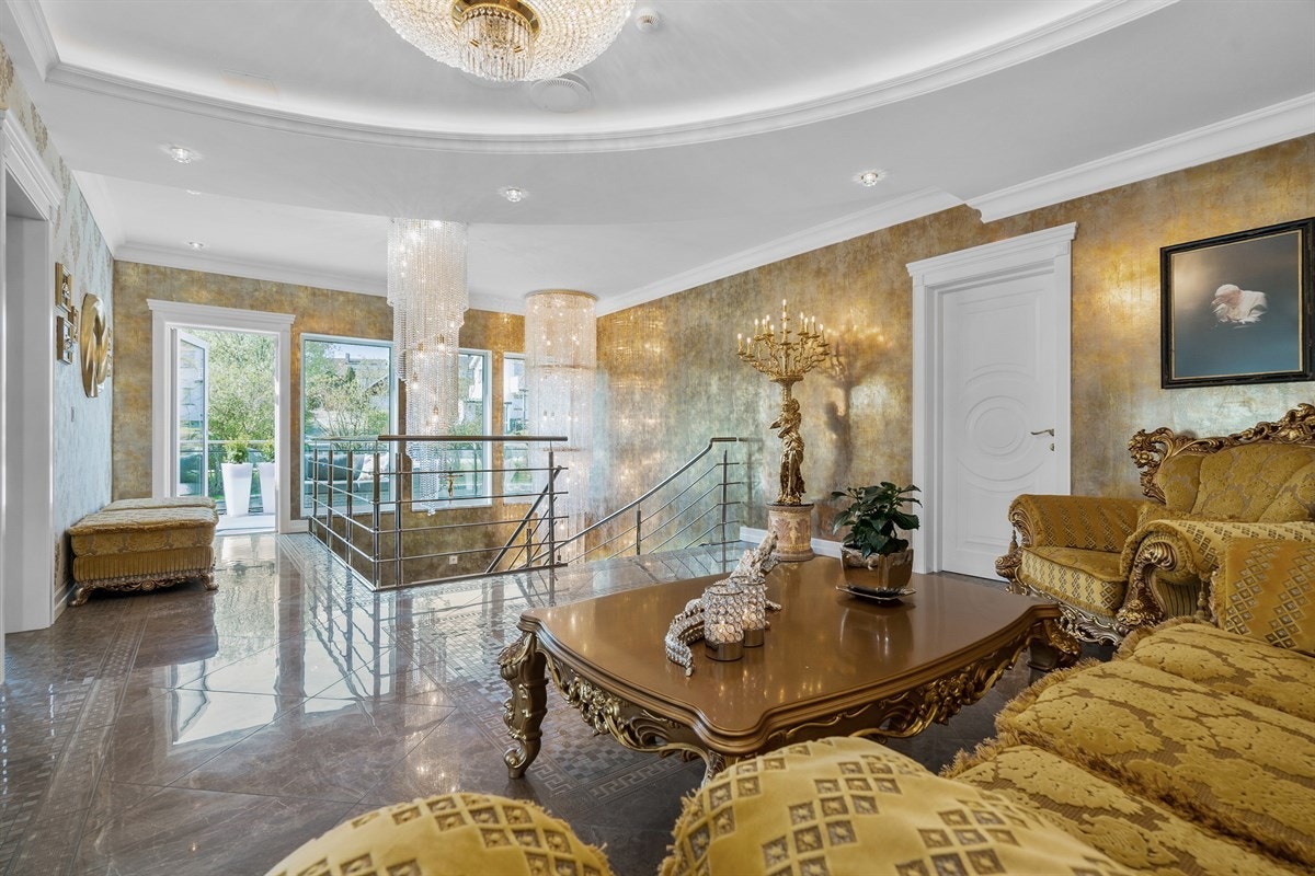 PROAKTIV Eiendomsmegling - Både 1. og 2. etasje har gode takhøyder på henholdvis 2,45 og 2,78 meter som gir god romfølelse. Fra forstuen har man utgang til terrassen som vender ut mot hagen. Galleribilde