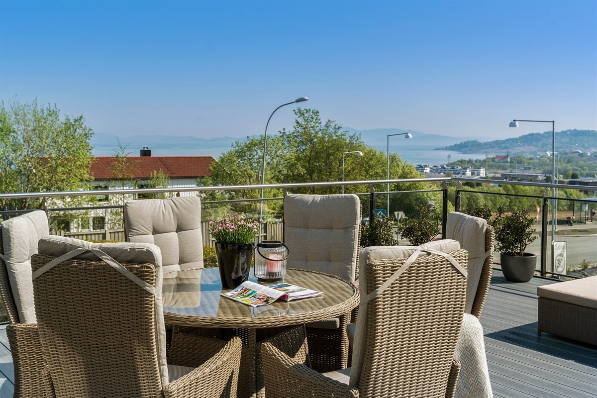 PROAKTIV Eiendomsmegling - Det er nydelig utsikt over nærområdet samt Trondheimsfjorden med Fosen i bakgrunn og innover mot Malvik, Tautra og Frosta. Galleribilde