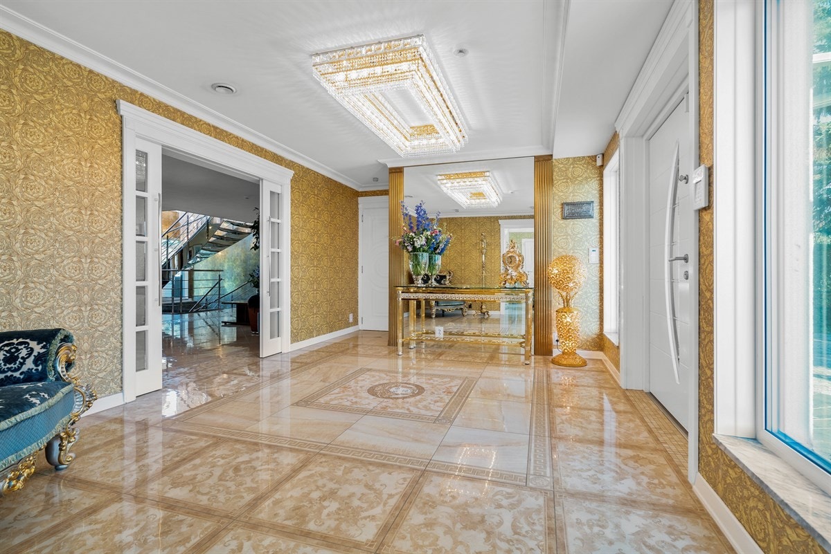 PROAKTIV Eiendomsmegling - Veggene har en særegen tapet og den ene veggen har en stor speilflate. Rommet er dekorert med en praktfull lysekrone, gullforgylt skjenk og statuer, samt barokkinspirert lenestol og stumtjener. Galleribilde