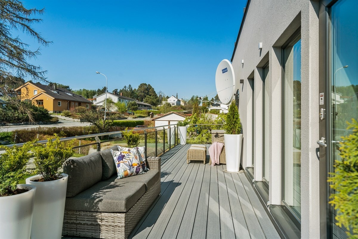 PROAKTIV Eiendomsmegling - Terassedekkene er i royalimpregnert kompositt som kun trenger enkelt vedlikehold. Rekkverk og gelender er i rustfritt stål med glassflater. Galleribilde