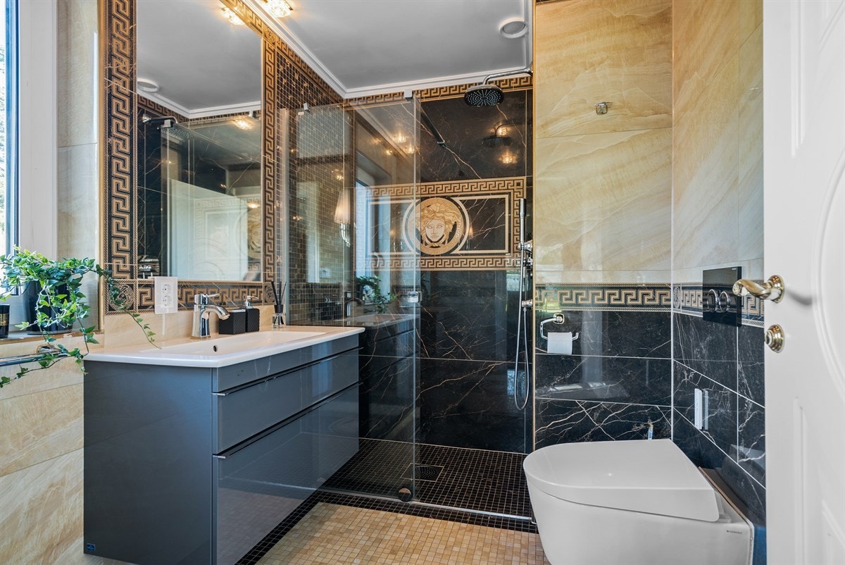 PROAKTIV Eiendomsmegling - Det er valgt samme fargetoner på det tilhørende badet som på soverommet. Galleribilde