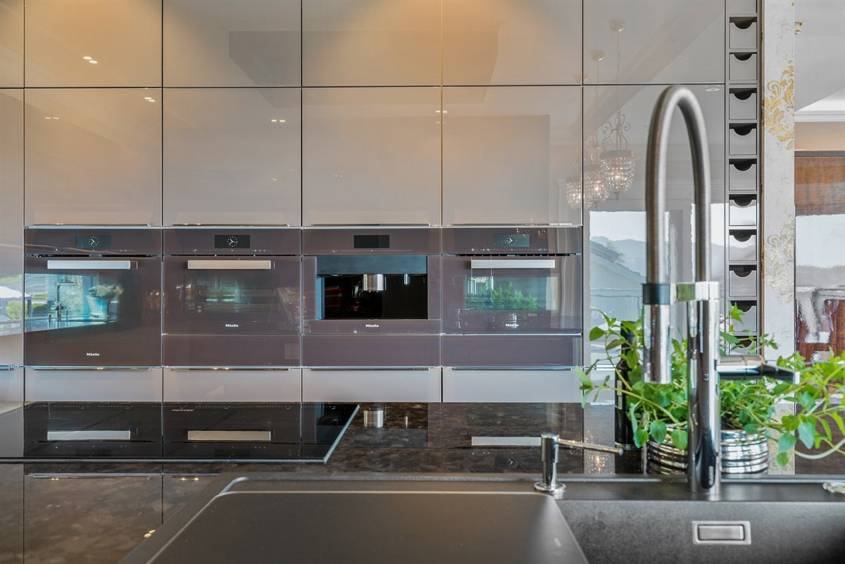 PROAKTIV Eiendomsmegling - Hvitevarene er utelukkende fra Gaggenau og Miele. Her finnes tre stekeovner, tre kjøleskap, to oppvaskmaskiner, kaffemaskin og vinskap. Galleribilde