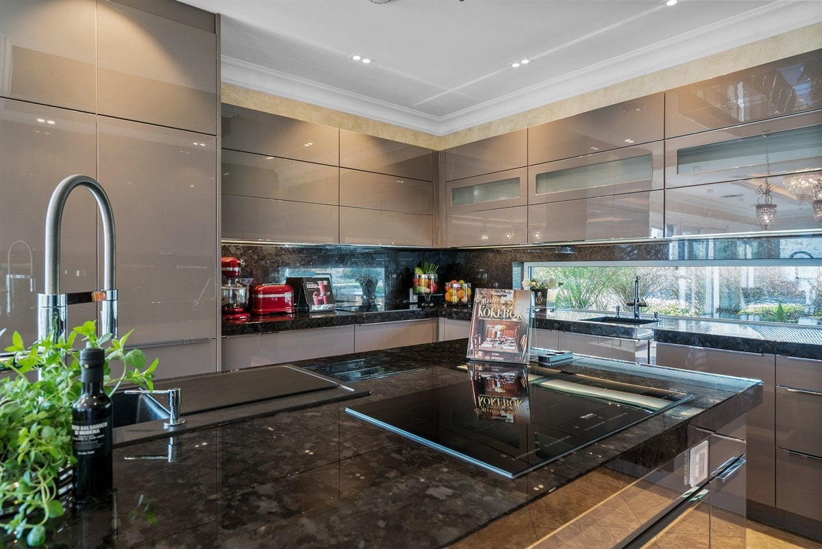 PROAKTIV Eiendomsmegling - Løsningen gir rikelig med plass både i skuffer og skap. Den store kjøkkenøyen gir ytterligere benkeplass og i tillegg har den flere dype skuffer. Galleribilde