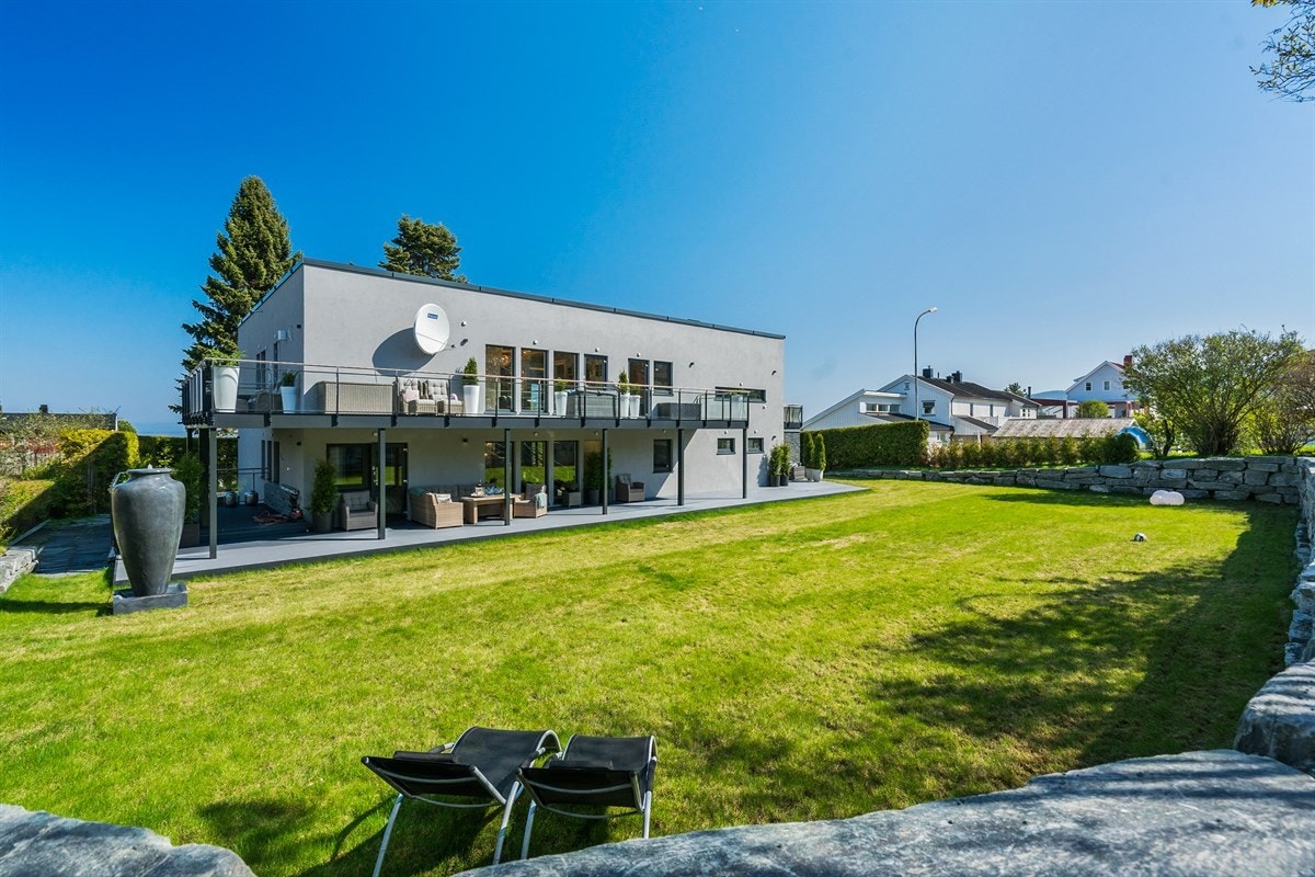 PROAKTIV Eiendomsmegling - Fra utsiden ser dette ut som en bolig med nordisk moderne design, men straks den italienske inngangsdøren åpnes flommer det av detaljer med inspirasjon hentet fra Italia, Paris og Dubai. Galleribilde