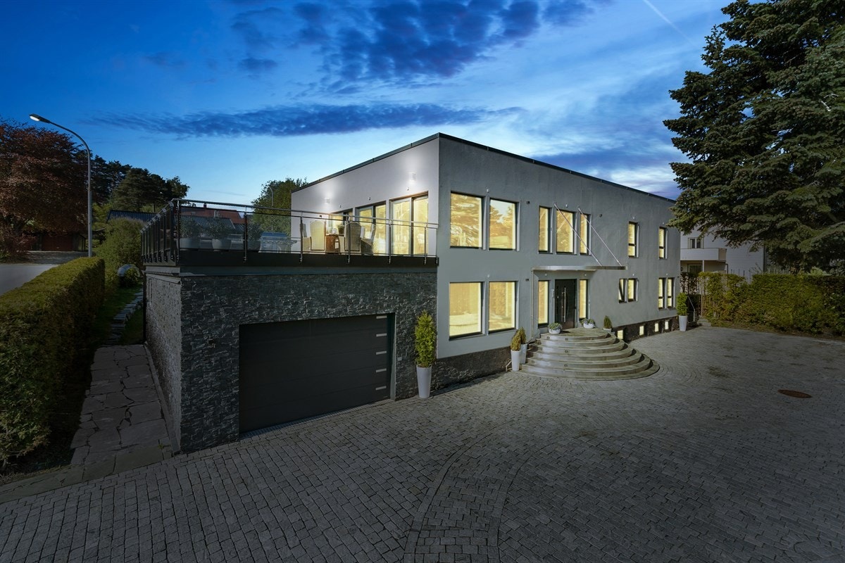 PROAKTIV Eiendomsmegling - På kveldstid er boligen pent lyssatt ved hjelp av sensorer. Galleribilde