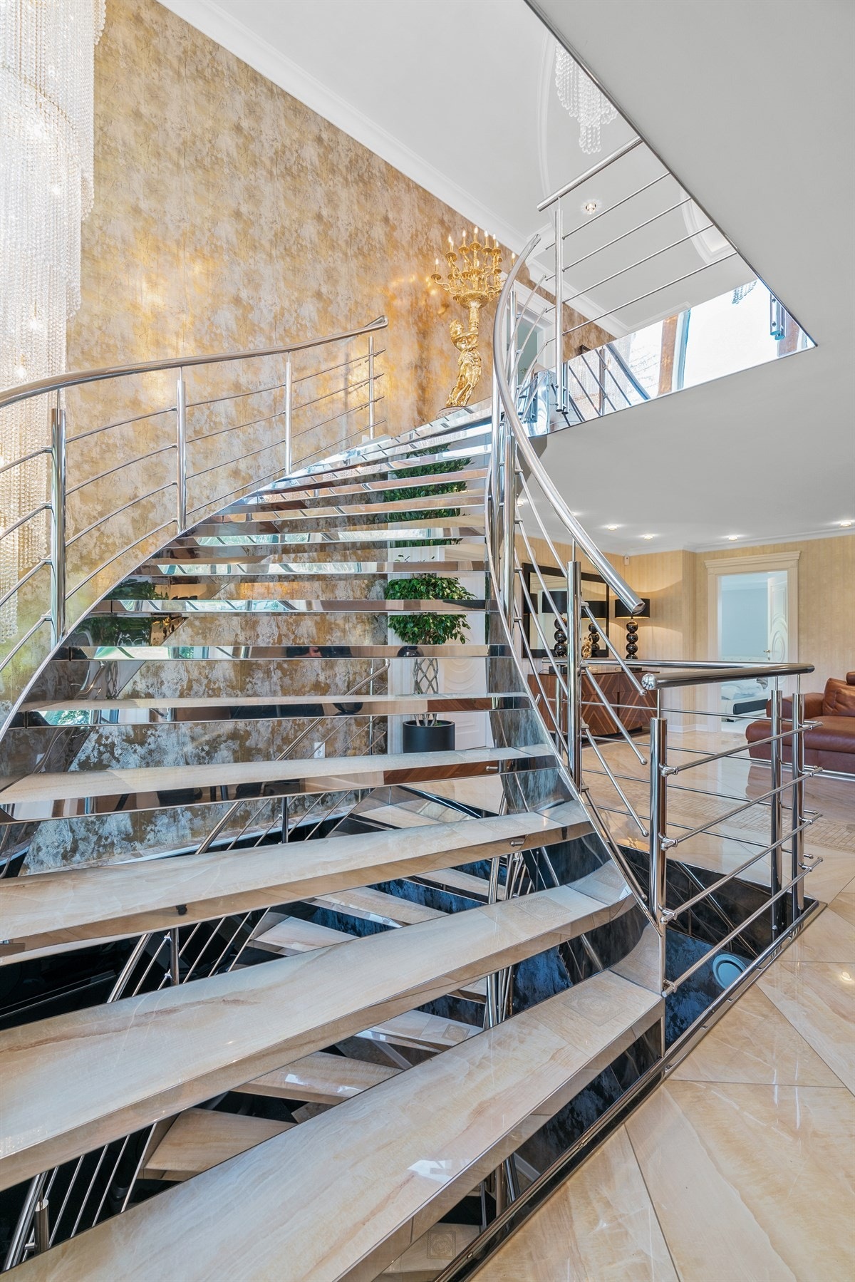 PROAKTIV Eiendomsmegling - Det øverste trappeløpet blir godt opplyst av de store vindusflatene som går langs fasaden, og er utsmykket med to store lysekroner på hele 3 og 5 meter. Galleribilde