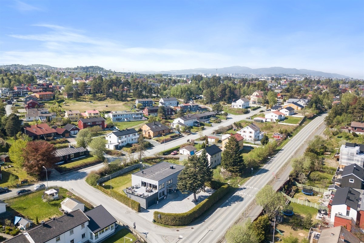 PROAKTIV Eiendomsmegling - Boligen er beliggende på Jakobsli som er et meget attraktivt og veletablert boligstrøk. Området preges av større eneboliger og tomannsboliger med frodige hager og romslige tomter. Galleribilde