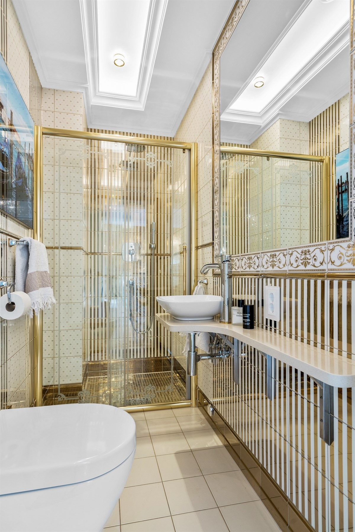 PROAKTIV Eiendomsmegling - 2. etasjen inneholder også et ytterligere bad som ligger praktisk plassert mellom stuen og gjestesoverommet. Galleribilde