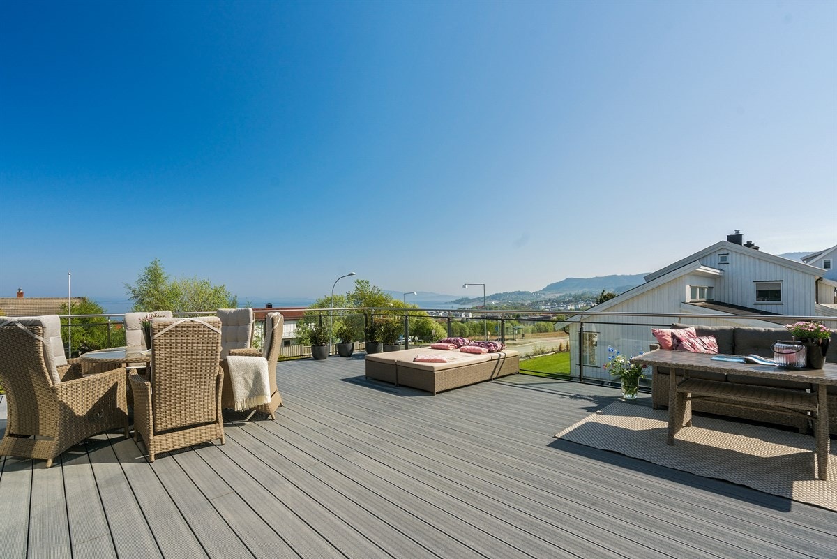 PROAKTIV Eiendomsmegling - Terrassen er lokalisert rett utenfor kjøkkenet og er perfekt for grilling med familie, venner og selskap. Galleribilde