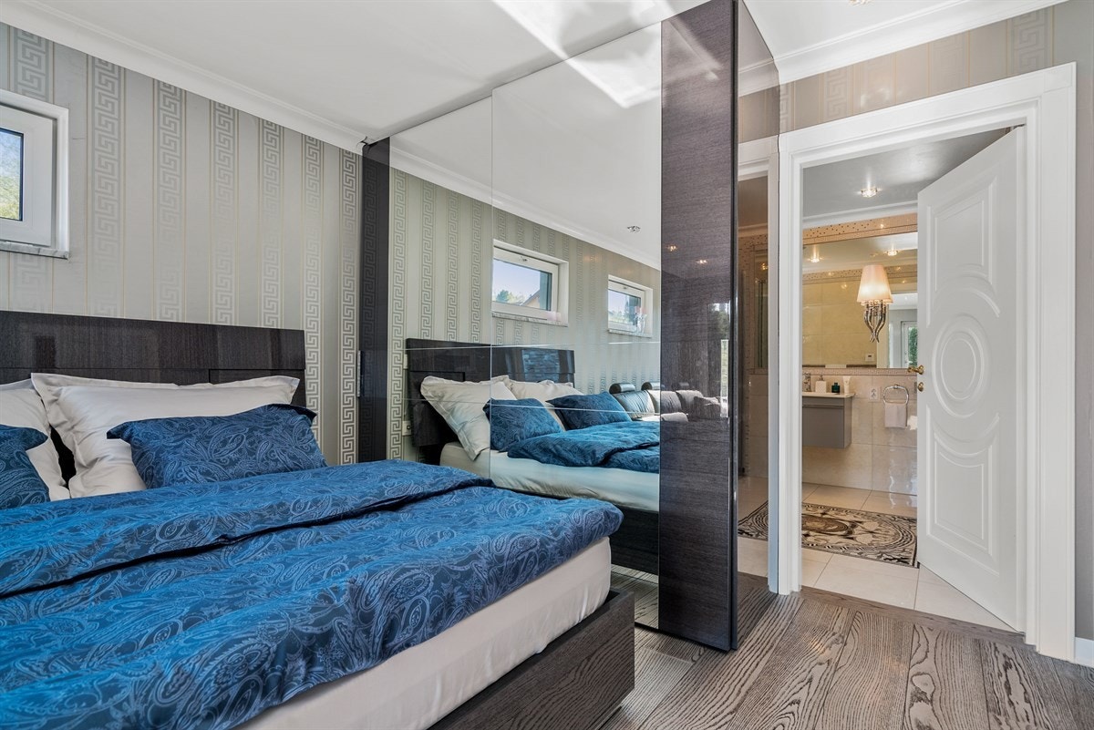 PROAKTIV Eiendomsmegling - Vegger har tapet fra Versace og i himling er det innfelte høytalere og downlights. Galleribilde