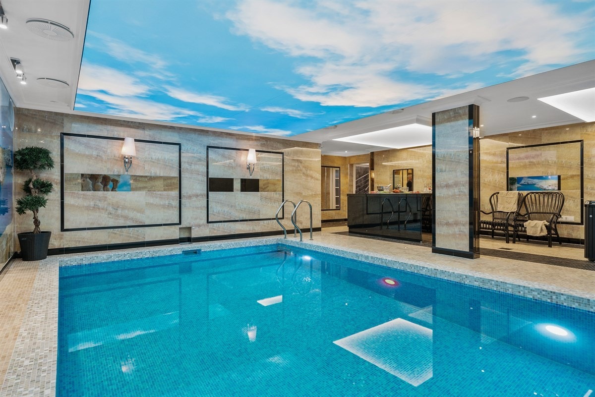 PROAKTIV Eiendomsmegling - Avdelingen har et basseng på 4 x 6,5 meter, jacuzzi og en barløsning med servant, oppvaskmaskin, vaskemaskin og kjøleskap. Galleribilde