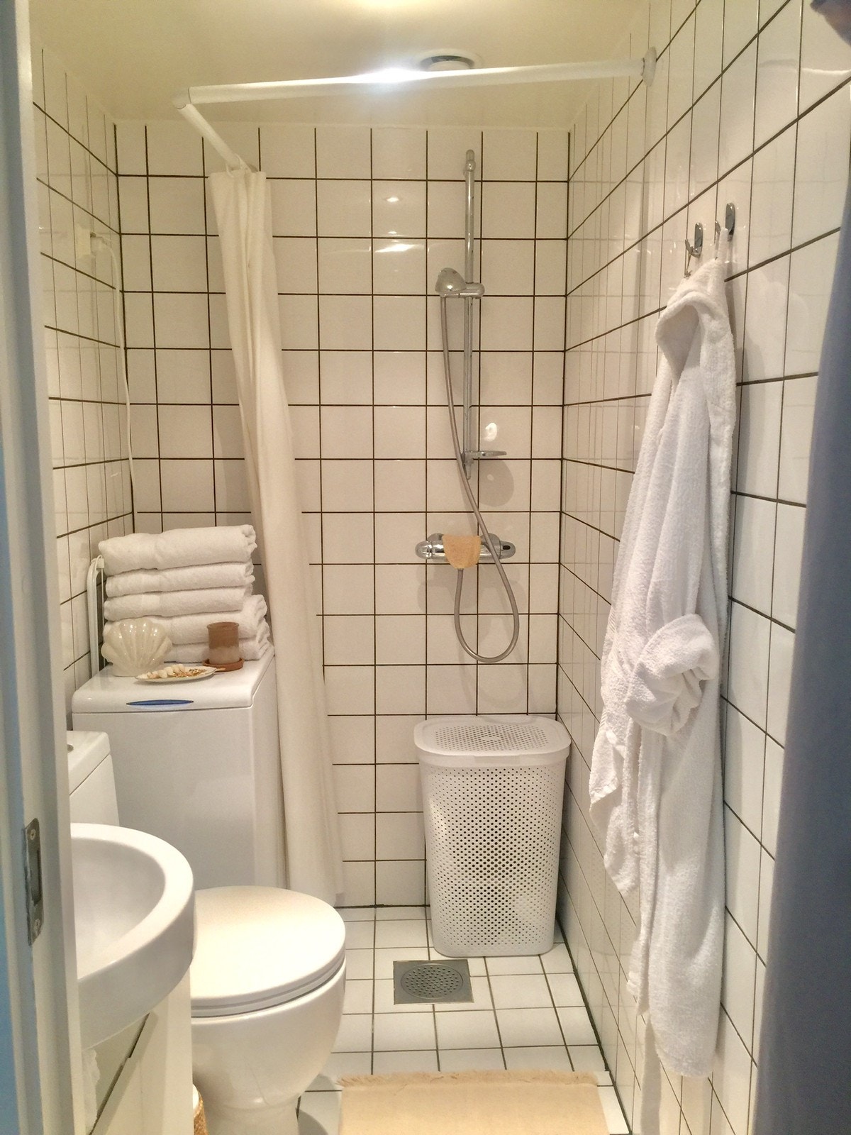 Pent flislagt bad med toppmatet vaskemaskin (følger med). Galleribilde