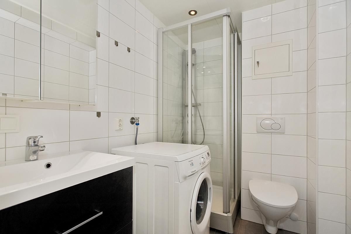Helfliset bad med varme i gulvet - Vaskemaskin Galleribilde