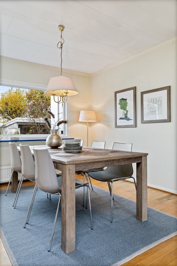 God plass til langbord der familie og venner kan samles til hyggelige måltider Galleribilde