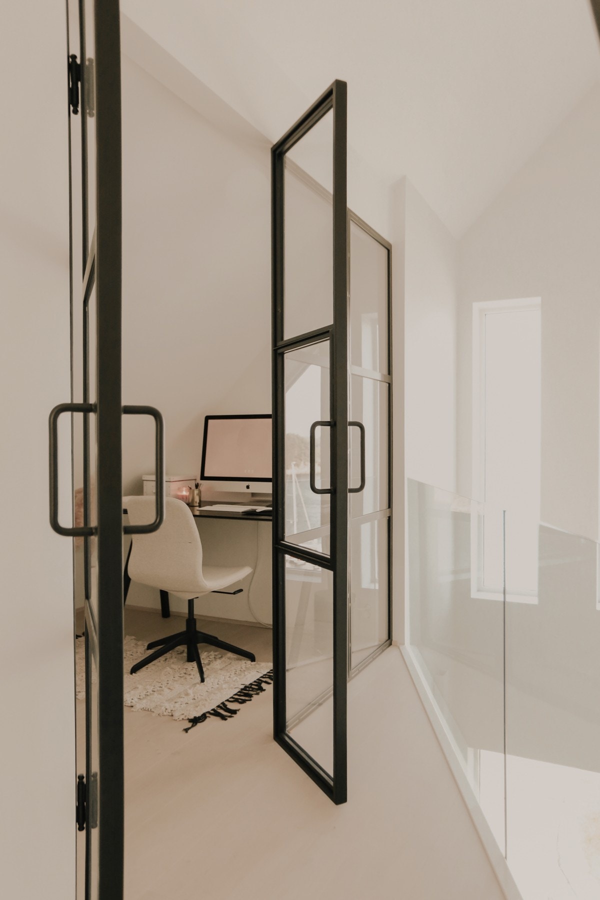 Videre har du en flott kontorplass med en elegant glassvegg som skiller plassen fra resten av leiligheten. Galleribilde