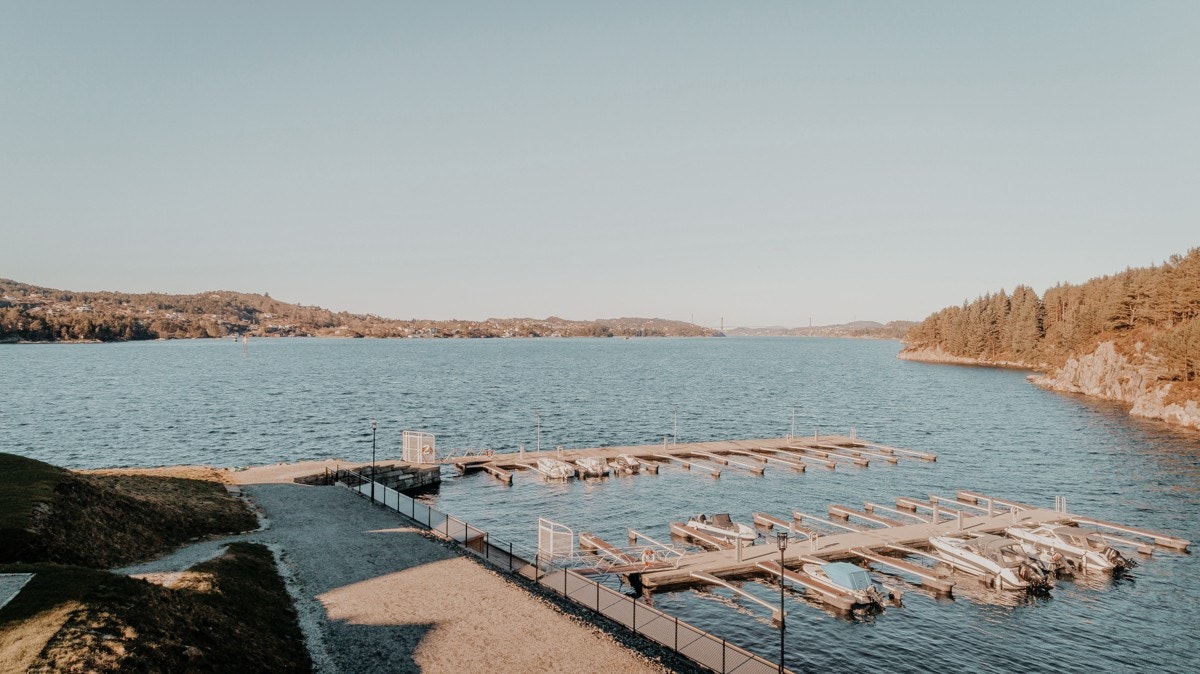 Fast båtplass (ca. 3,20 meter bredde) med lys og strømuttak i felles marina rett utenfor døren. Galleribilde