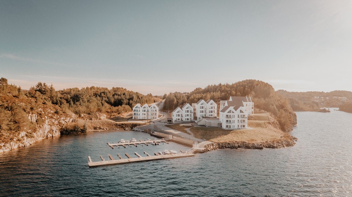 Utrolig fin beliggenhet helt nede i sjøkanten på Bjorøy. Galleribilde