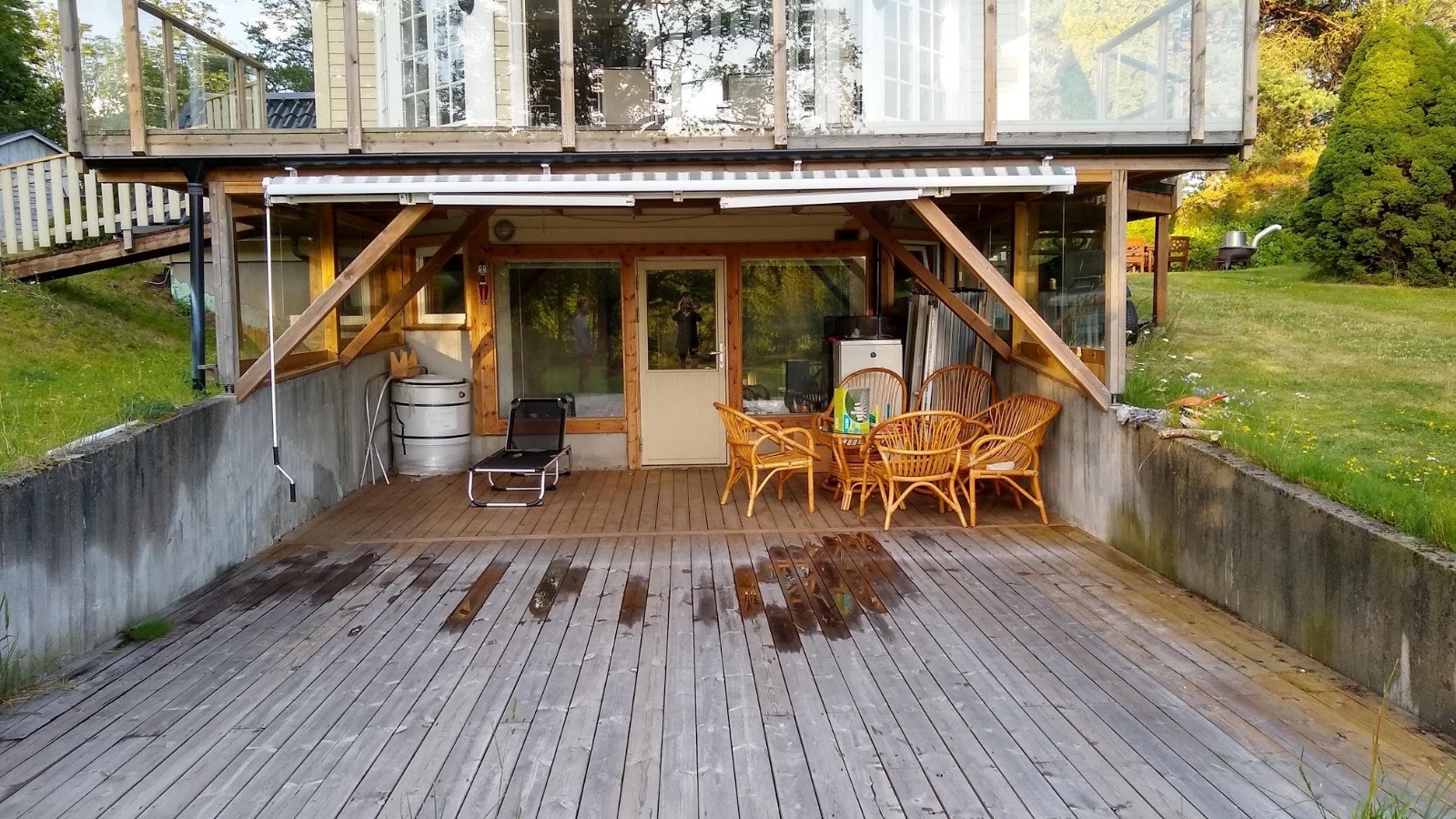 Stor overbygget solrik terrasse Galleribilde