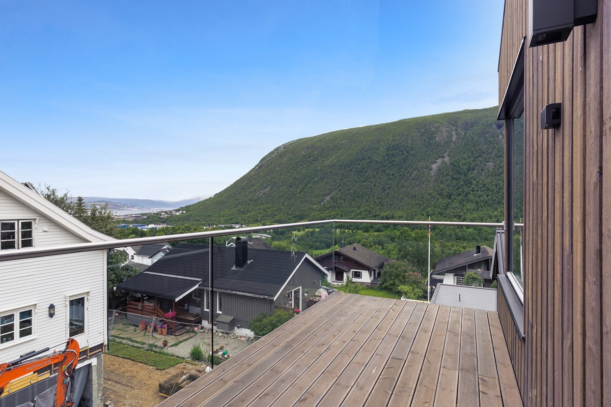 For ikke å sperre for utsikt er det montert glassrekkverk på verandaen