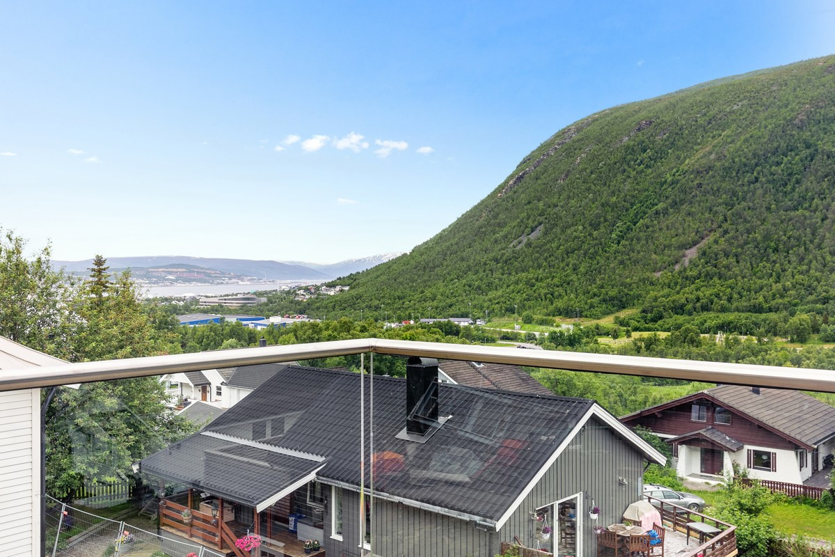 Vestvendt veranda hvor dag-, ettermiddags- og kveldssol kan nytes