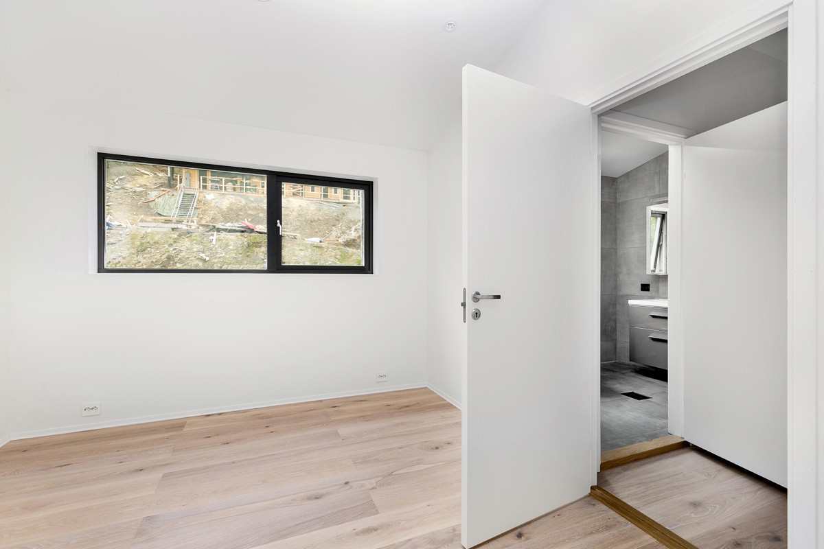 Hovedsoverom med egen inngang til bad og walk-in-closet
