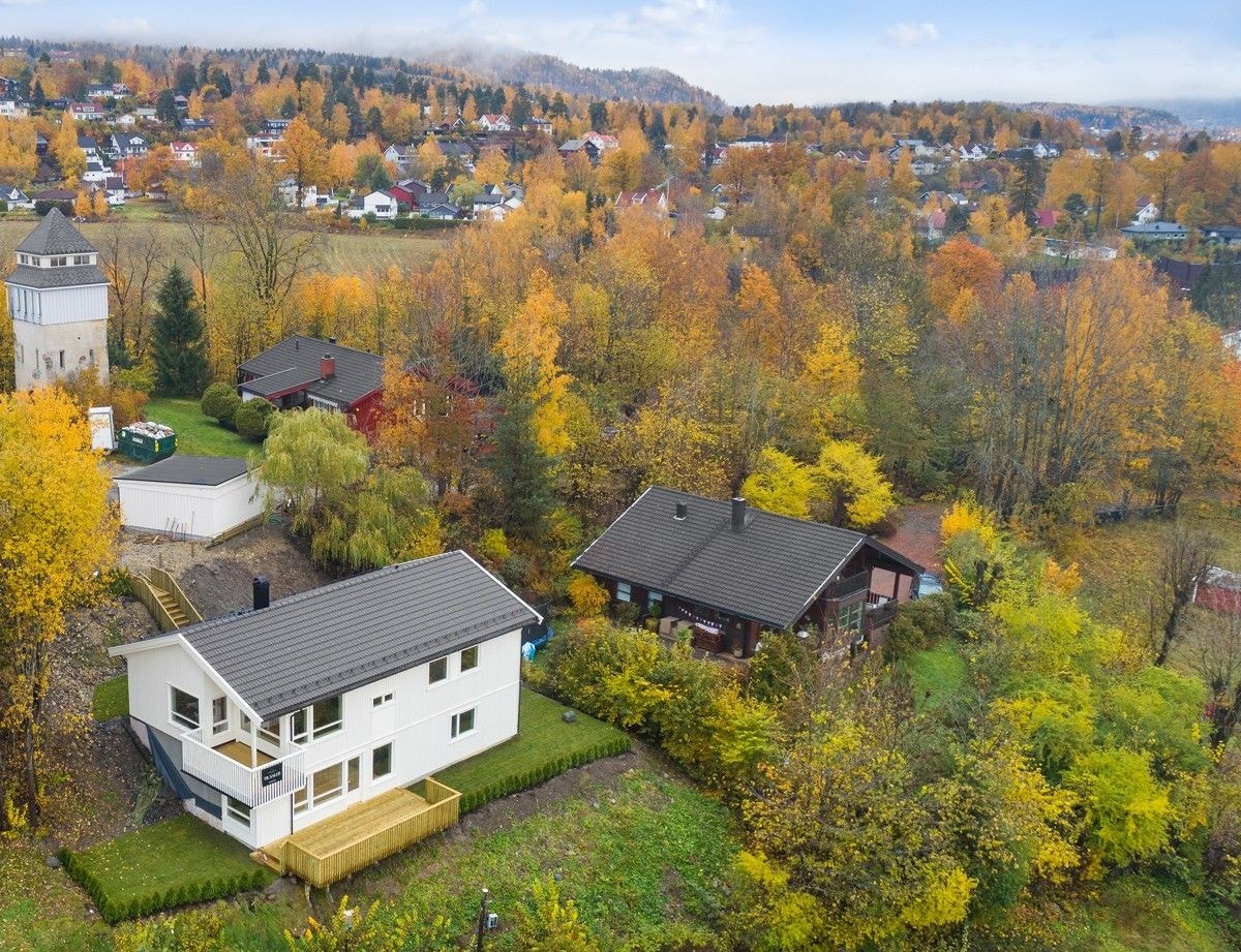 Leiligheten ligger i 1 etasje til høyre og har egen, privat del av hagen (høyre) Galleribilde