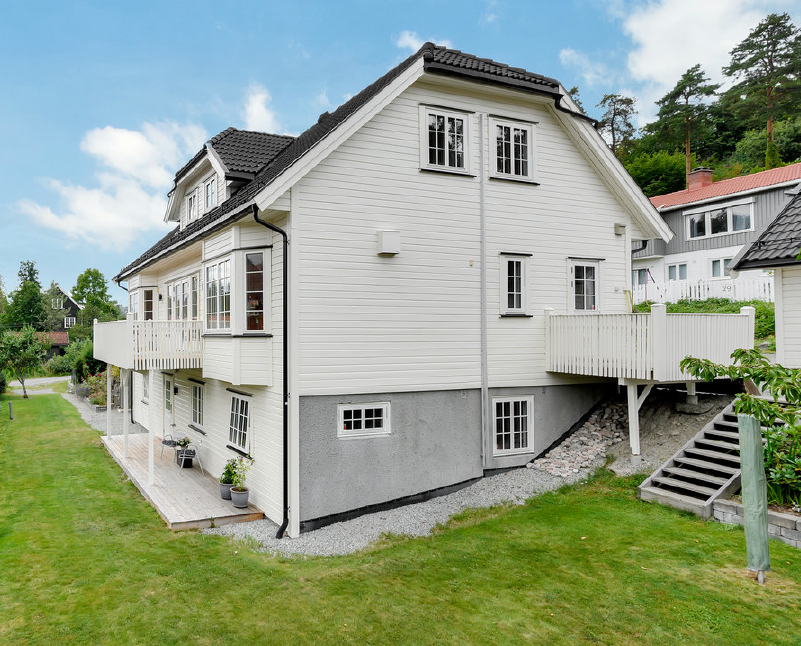 Fasade sett fra sjøen. Trapp opp til avfallsbeholdere og egen postkasse. Galleribilde