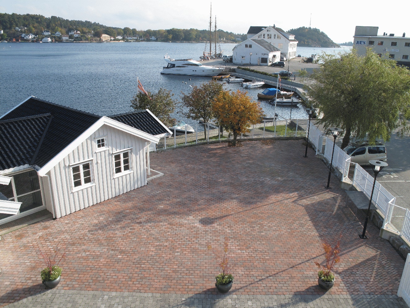 Utsikt fra terrasse mot sør med felles gårdsplass Galleribilde