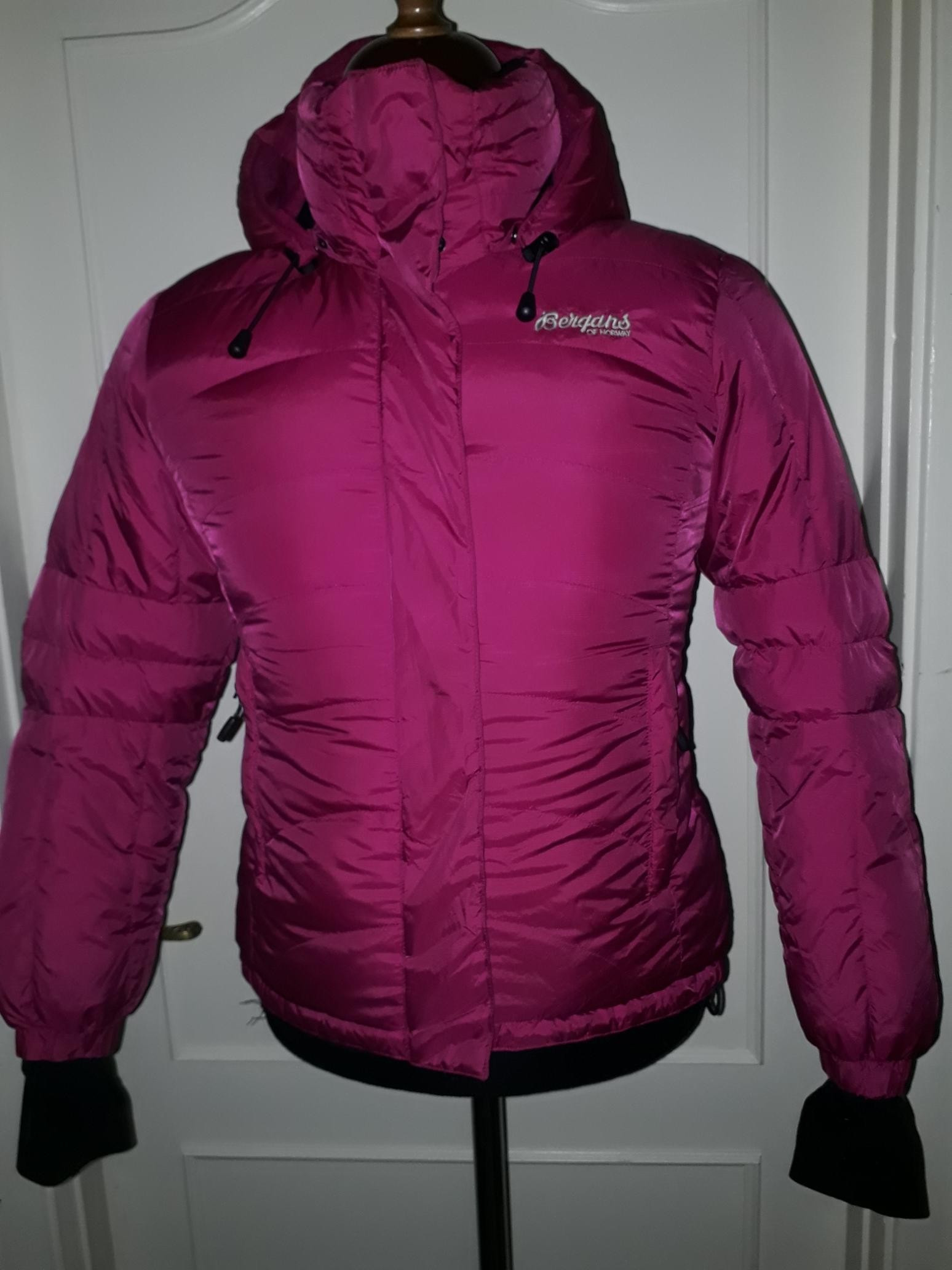 Bergans dun dunjakke i lilla til venstre down jacket str s Lilla bergans dun jakke. | FINN.no