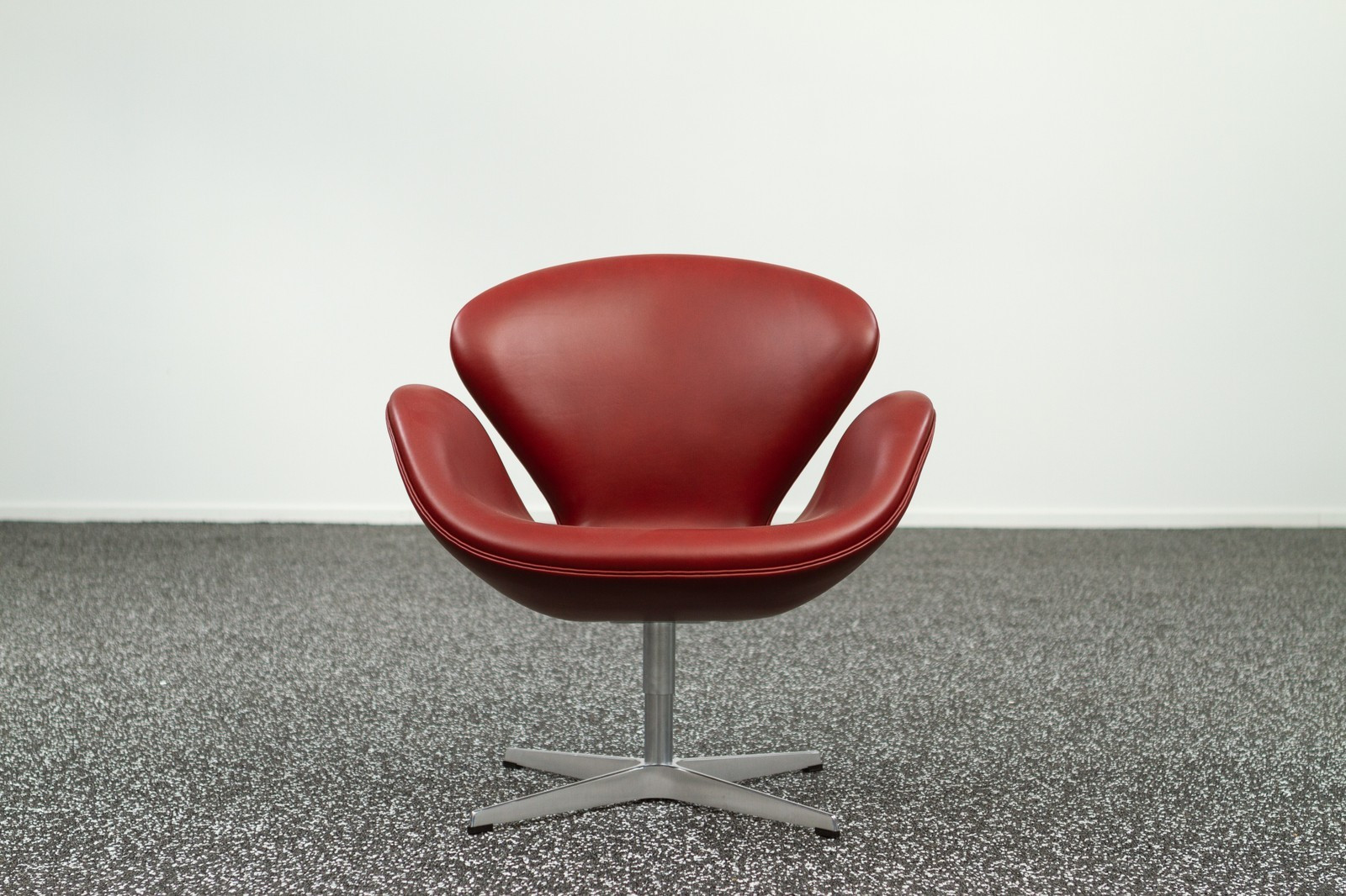 Arne Jacobsen loungestol modell 3320 (Svanen) Indian Red Arne Jacobsen. Model 3320. 'Svanen' lænestol |