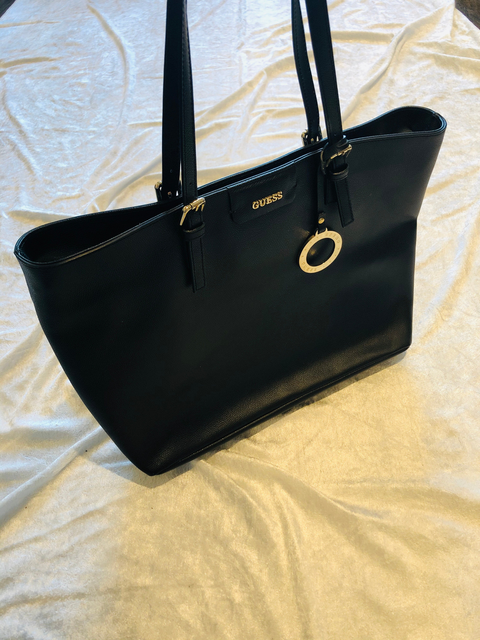 Guess luxe skinnveske og skinnlommebok | FINN.no Guess veske, 100% ekte skinn | FINN.no