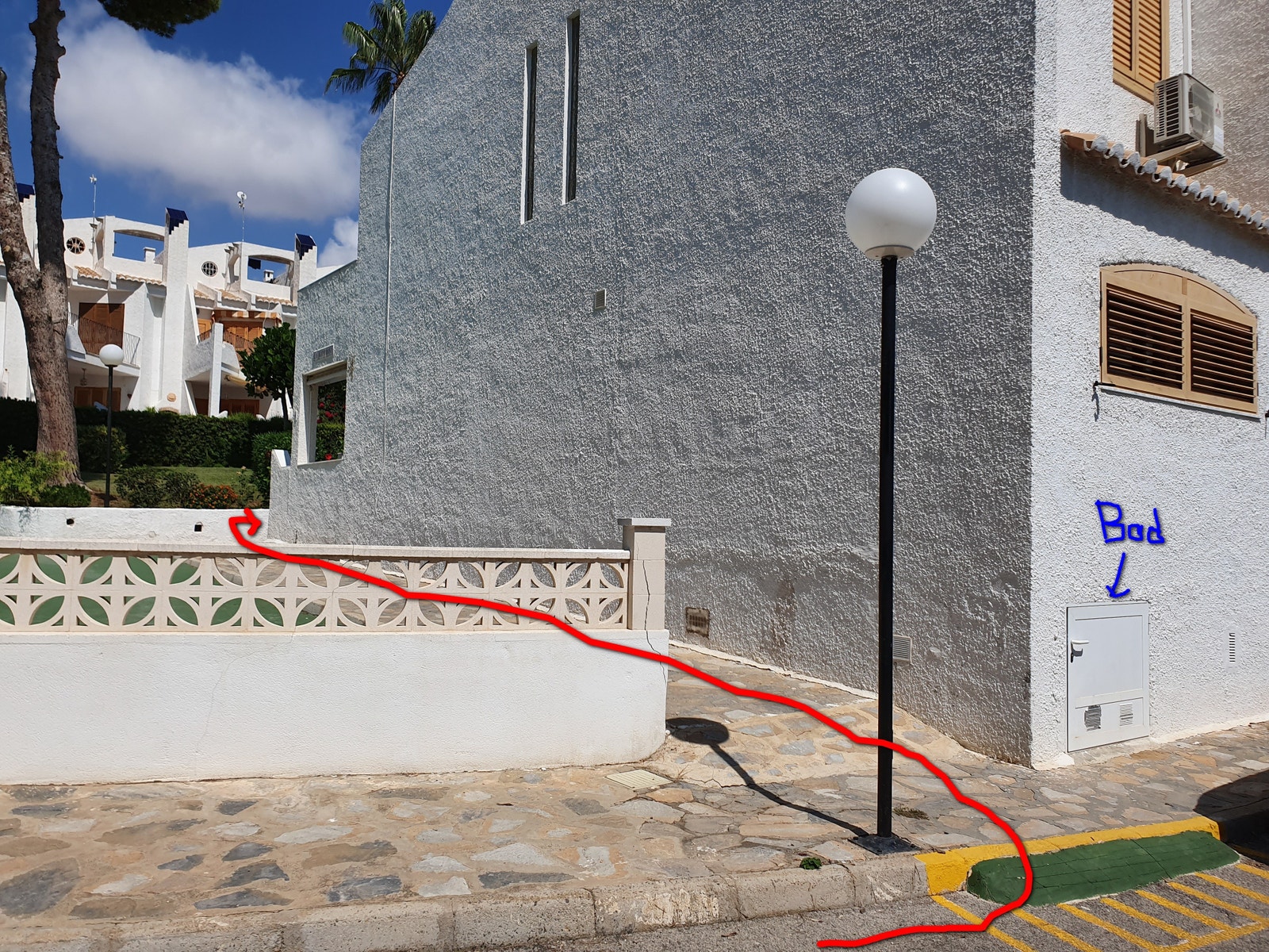 På baksiden av leiligheten (under kjøkkenet) finnes en bod for oppbevaring av strandutstyr, stoler mv. Galleribilde