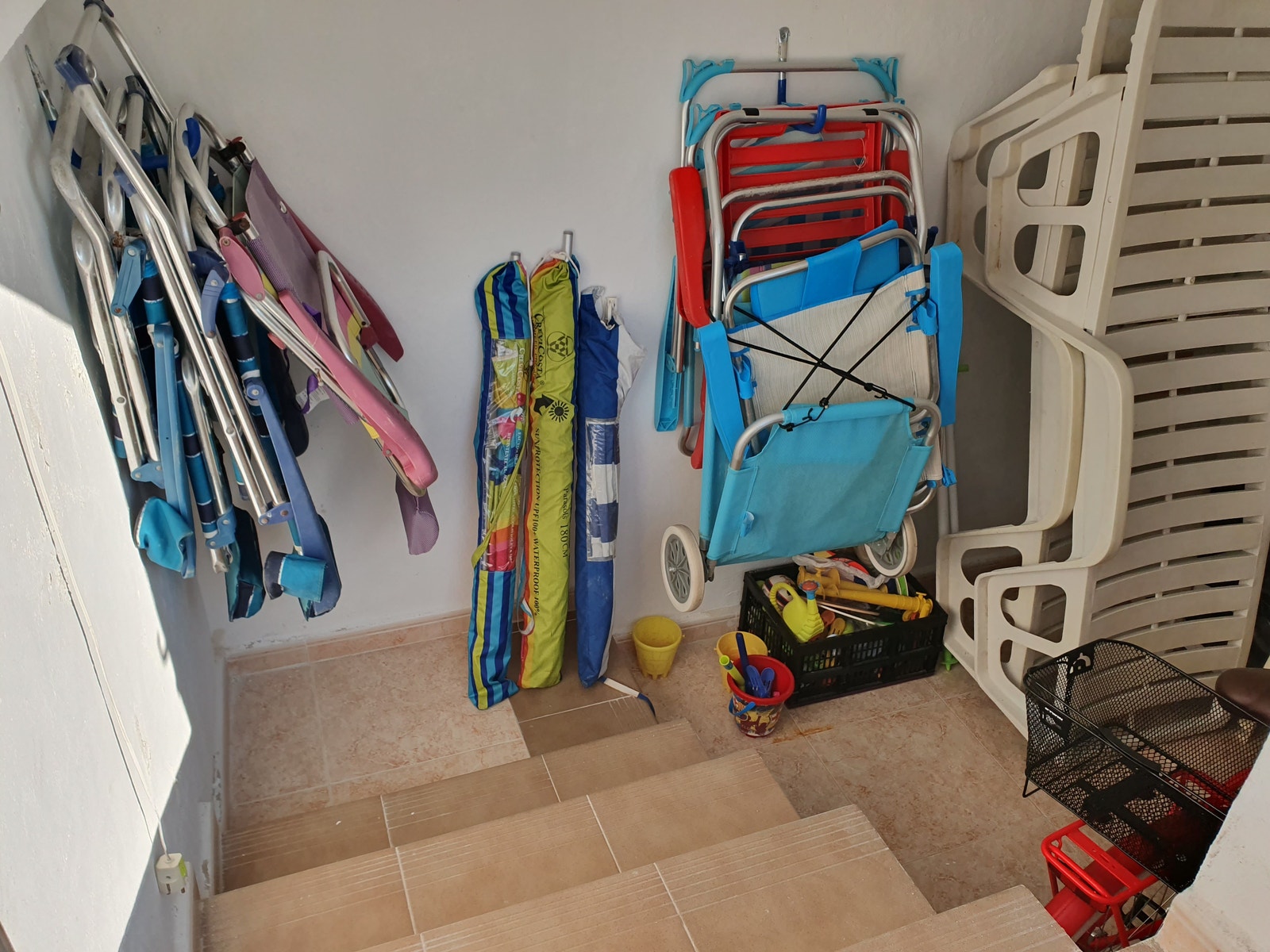 Bod i kjelleren, med alt nødvendig utstyr for stranddagen Galleribilde