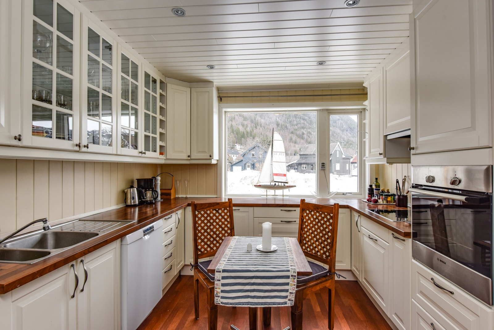 Stort nytt velutstyrt kjøkken vendt mot sør og med utsikt over Gausta skisenter Galleribilde