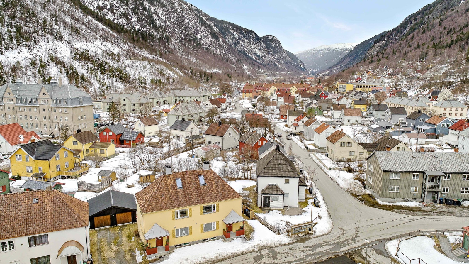Landsbyen Rjukan med det gule huset og utsikt mot nord Galleribilde