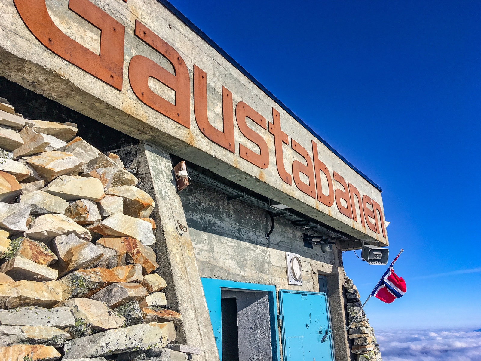 Glem Heliskiing, ta toget opp fjellet til Gaustatoppen og gå på ski eller gå nedover. I tilfelle nysnø, anbefales det å kjøpe heiskort her. som det er en av de beste ski i verden off piste Galleribilde
