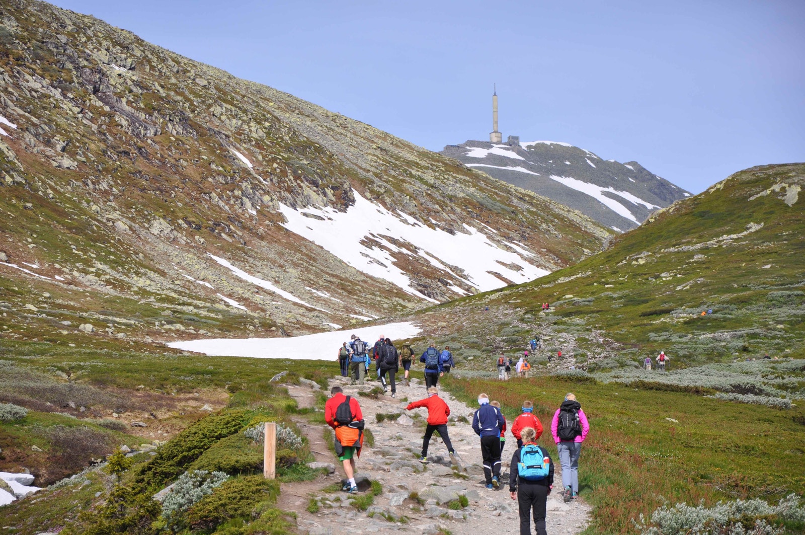 Tursti fra sør / Heddersvatn og kafeen opp til Norges vakreste fjell Gaustatoppen 1883 moh. Herfra ser du 1/6 del av Norge. Galleribilde